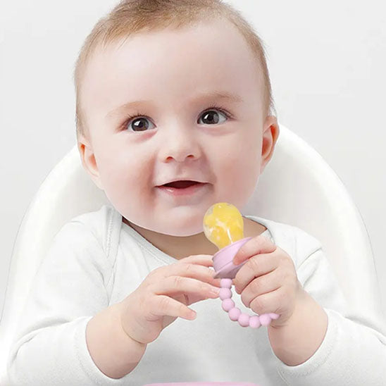 grignoteuse bebe rose dans mains bebe