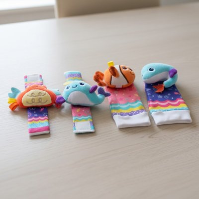 hochet bebe poignets crabe baleine chaussettes poisson dauphin posees table