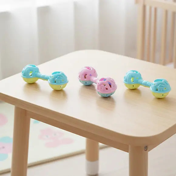 hochet bebe trois pièces sur table