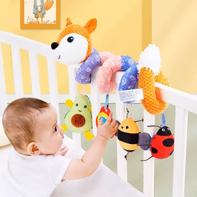 hochet enroule autour barreau berceau bebe touche elements suspendus