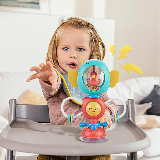 hochet fixe sur chaise haute petite fille