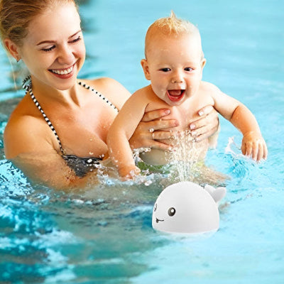 jouet de bain eveille bebe maman tient bebe