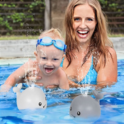 jouet de bain jet d eau maman tient bebe