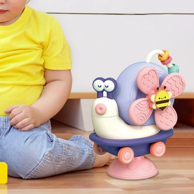 jouet pour bebe escargot pres enfant assis sol