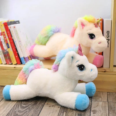 licorne peluche rose et bleue sur parquet