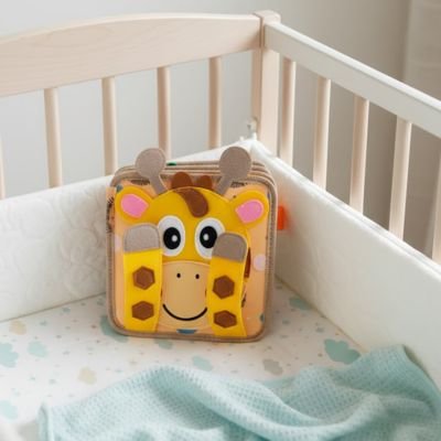 livre pour bebe range coin dans berceau blanc