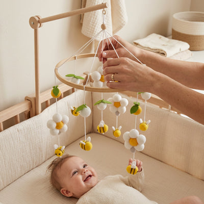 mains maman touche files bebe-allonge sourit regarde mobile bebe