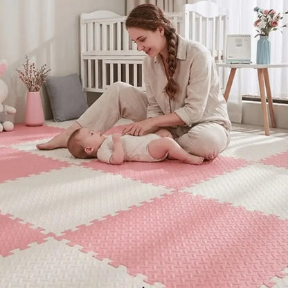 maman assis tapis mousse puzzle regarde bébé allonge dos