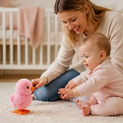 maman bébé assis tapis regardent jouet bebe poussin rose