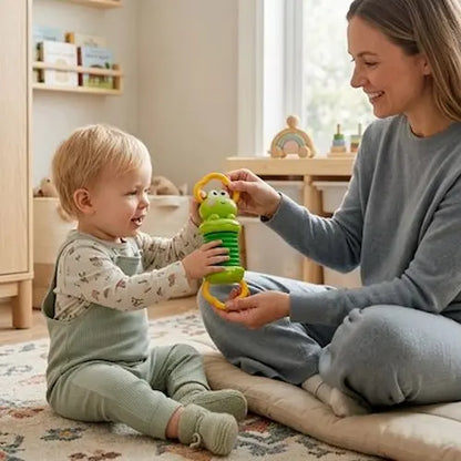 maman bébé assis tiennent jouet éveil bebe