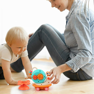 maman bebe joue jouet pour bebe au sol