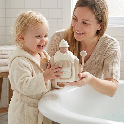 maman bebe tiennent joyeux jouet baignoire pour bebe