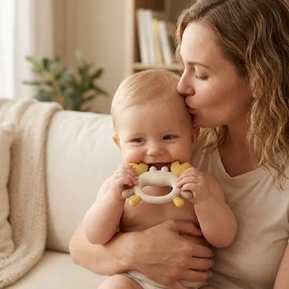 maman bisou bébé assis bras mord anneau dentition bébé crabe