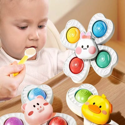 maman donne repas bebe joue jouet de bain bebe