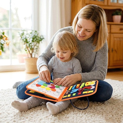 maman enfant assis moquette regardent ensemble busy board bebe