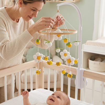 maman fait bouger mobile bebe abeille pour bebe allonge