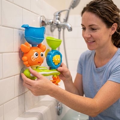 maman fixe jouet baignoire bebe ventouse mur carrele