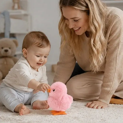 maman genoux bébé assis tapis touche jouet bebe poussin rose