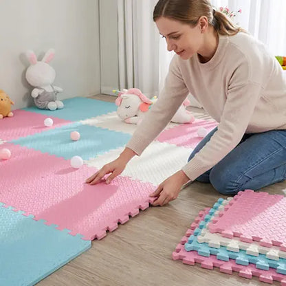 maman installe tapis mousse puzzle rose bleu clair blanc
