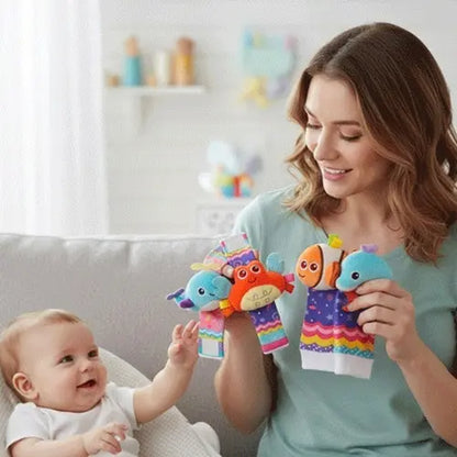maman montre bébé hochet bebe chaussettes poignets