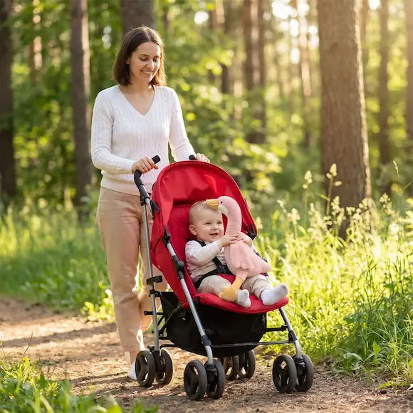 maman promene bébé poussette rouge tient peluche bebe oie rose