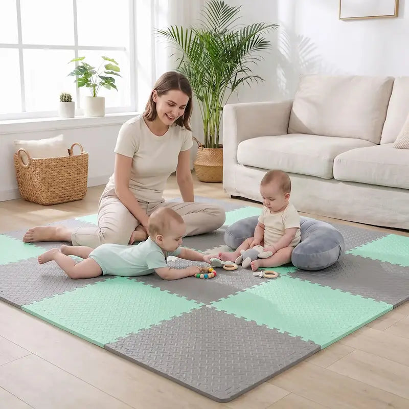 maman regarde jumeaux jouer tapis mousse puzzle