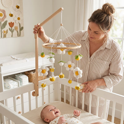 maman regle hauteur mobile bebe au dessus tete bebe souriant