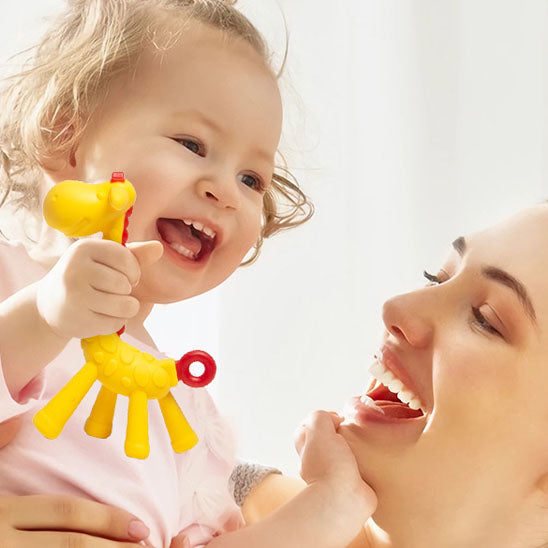 maman sourit bebe heureux tient anneau de dentition girafe