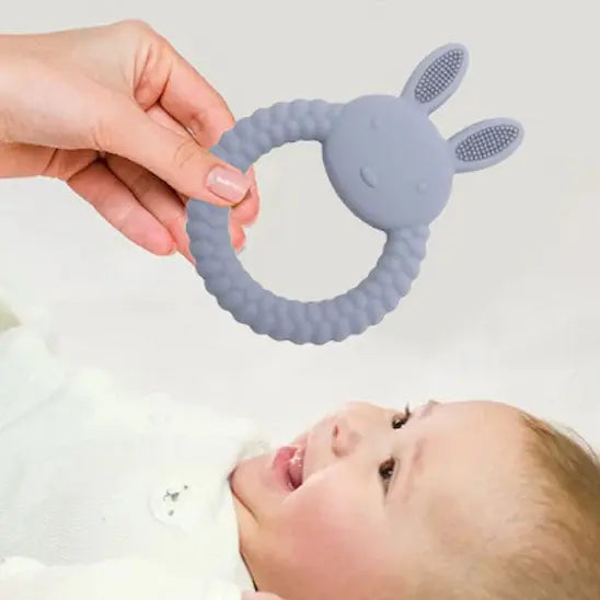 maman tend bébé anneau de dentition bébé lapin bleu