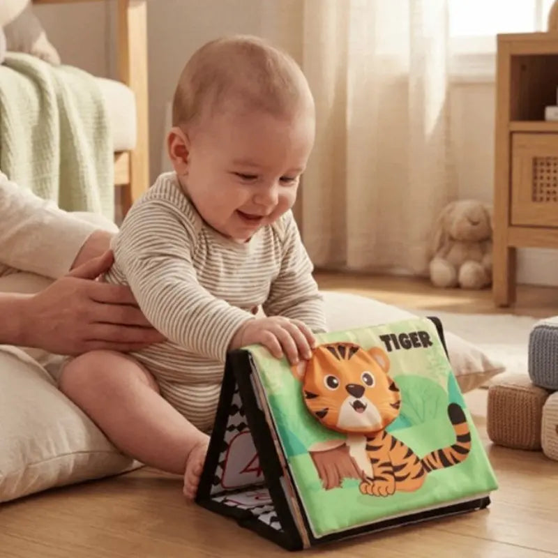 maman tient bebe assis saisit livre bebe en tissus tigre