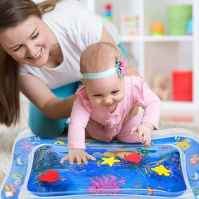 maman tient bebe attentionne sur tapis d eau bebe
