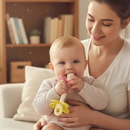 maman tient bébé avec anneau dentition bébé dans bouche