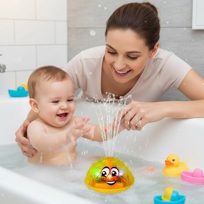 maman tient bebe baignoire regarde jouet de bain bebe lumineux