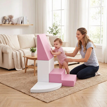 maman tient bébé debout devant parcours motricité bebe