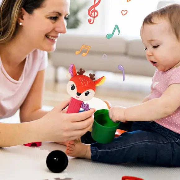 maman tient hochet bébé biche bébé tient gobelet vert