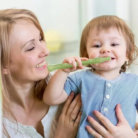 maman tient petit enfant avec anneau dentition bébé vert