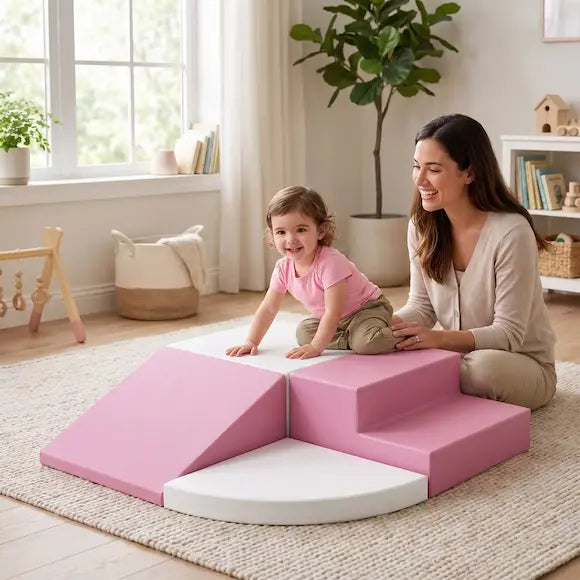maman tient toute petite fille assis parcours motricité bebe
