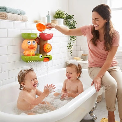 maman verse eau jouet de bain bebe jumeaux joyeux