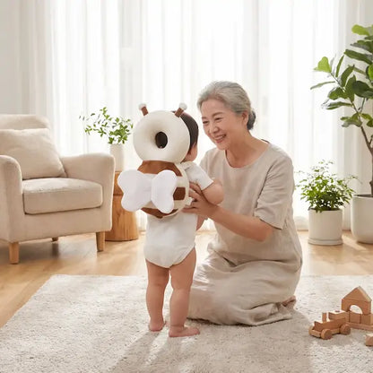mamie tient bébé porte coussin peluche anti chute premiers pas