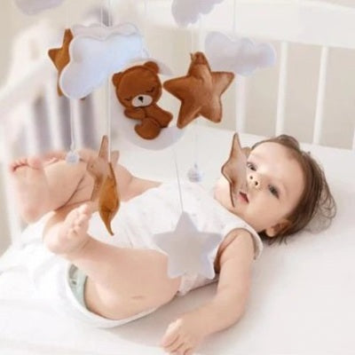 mobile bebe eveille bebe dans berceau