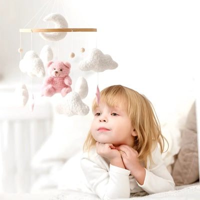 mobile bebe ourson apaise petite fille