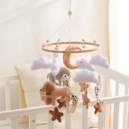 mobile lit bebe suspendu dessus berceau blanc