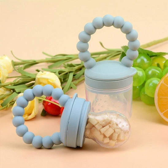 morceaux aliments solides dans grignoteuse bebe