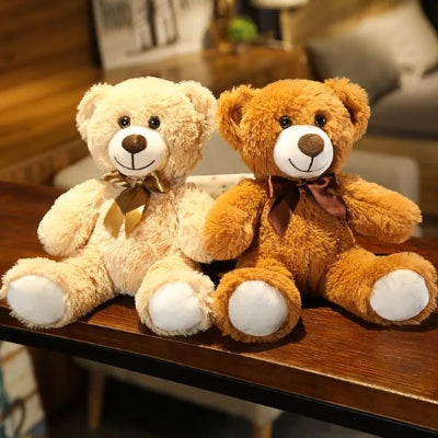 ours en peluche beige et marron sur table