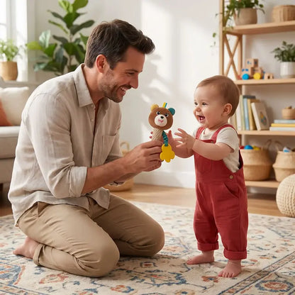 papa donne hochet bébé ours bébé heureux tend mains