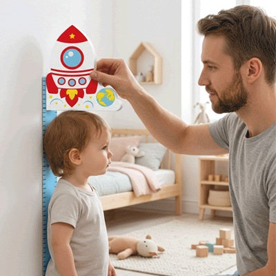 papa mesure grandeur enfant avec toise enfant fusee
