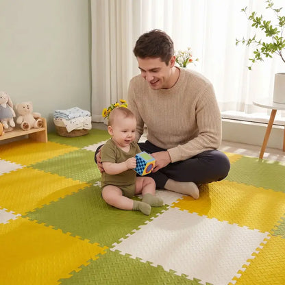 papa tient bébé assis joue cube tapis en mousse puzzle