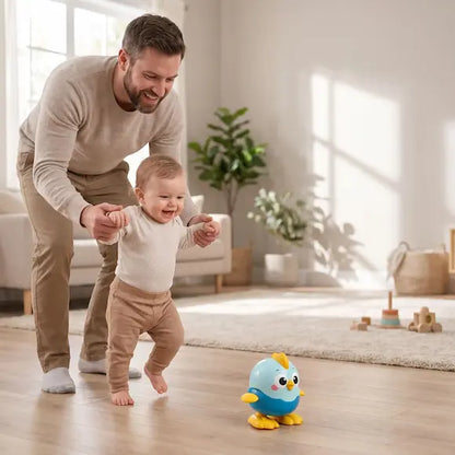 papa tient bebe fait premiers pas suit jouet bebe poussin