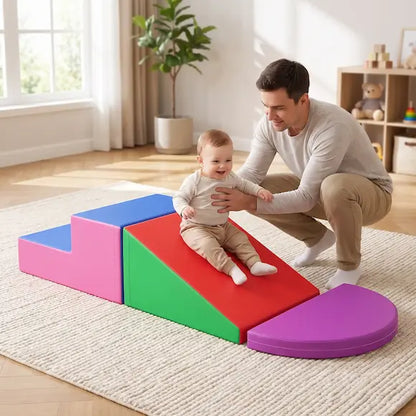 papa tient bebe glisse toboggan parcours motricité bebe