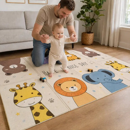 papa tient bébé premiers pas tapis motricité bébé